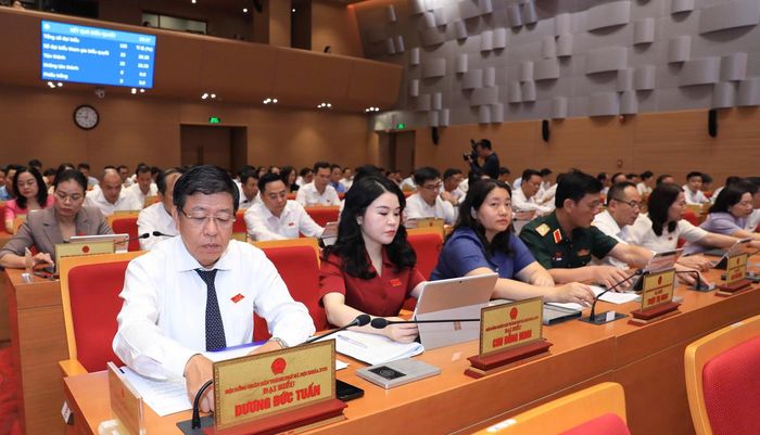 Các đại biểu HĐND TP Hà Nội bấm nút thông qua nghị quyết. Ảnh: BẢO CHI