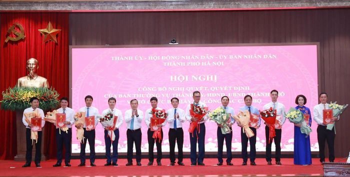 Lãnh đạo Thành ủy Hà Nội trao quyết định về công tác cán bộ tại hội nghị. Ảnh: BẢO CHI