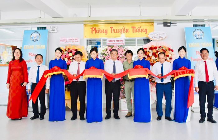  Đại biểu cắt băng khánh thành Trường THPT Võ Nguyên Giáp. 