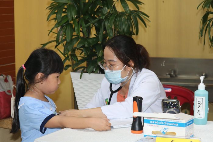  Bác sĩ Bệnh viện Nhi đồng 2 khám sức khỏe cho trẻ em 