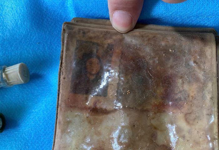  Một ảnh chân dung khác trong chiếc ví vừa khai quật tại mộ liệt sĩ 