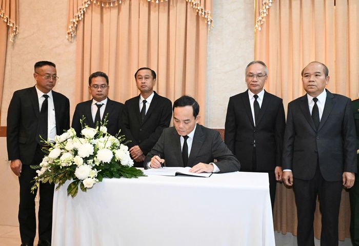  Bí thư Thành ủy TPHCM Trần Lưu Quang ghi sổ tang. Ảnh: VIỆT DŨNG 