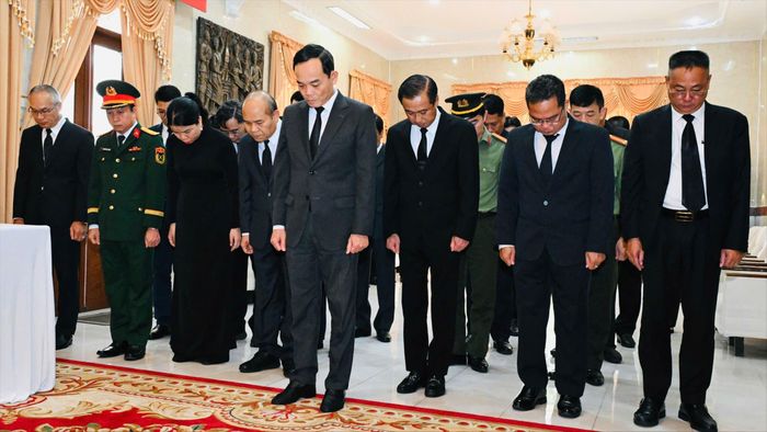  Bí thư Thành ủy TPHCM Trần Lưu Quang cùng đoàn đại biểu dành phút mặc niệm tưởng nhớ đồng chí Saysomphone Phomvihane, Chủ tịch Quốc hội nước Cộng hòa Dân chủ Nhân dân Lào. Ảnh: VIỆT DŨNG 