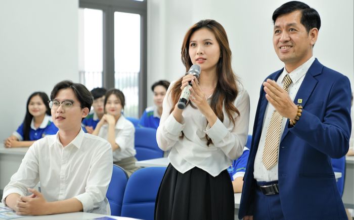 Sinh viên Trường ĐH Văn Hiến trong giờ học lý thuyết