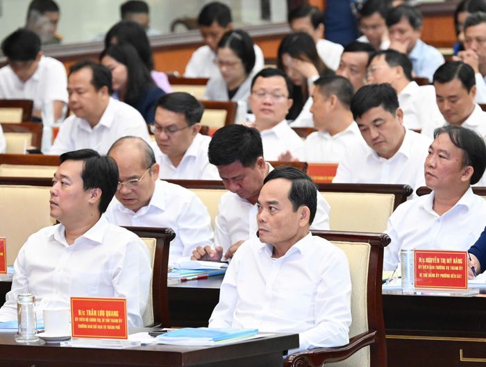 Bí thư Thành ủy TPHCM Trần Lưu Quang cùng các đại biểu dự hội nghị tại điểm cầu trực tiếp. Ảnh: VIỆT DŨNG