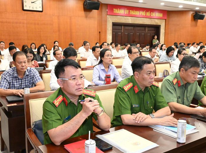 Các đại biểu nghe báo cáo kết quả thực hiện Nghị quyết 02 trong 6 tháng đầu năm. Ảnh: VIỆT DŨNG