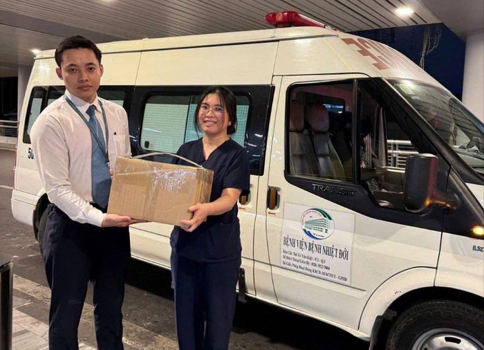  ﻿Nhân viên Bệnh viện Bệnh Nhiệt đới nhận thuốc từ sân bay Tân Sơn Nhất để chuyển về ngay trong đêm (Ảnh: BVCC) 