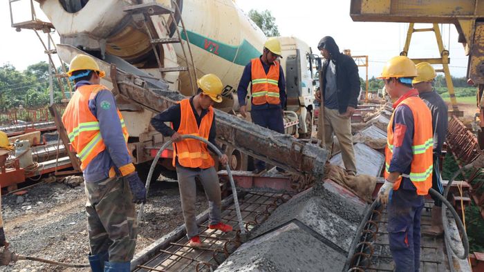  Công nhân thi công Dự án thành phần 3, tuyến Cao tốc Quy Nhơn - Pleiku 