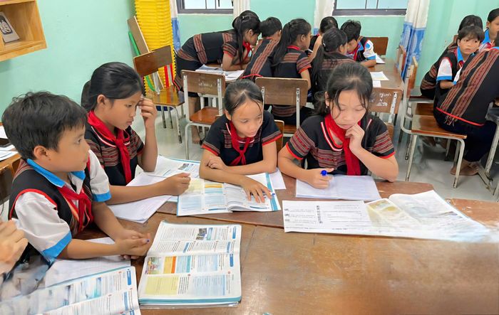  Quang cảnh một giờ học nhóm của các em học sinh Trường Phổ thông dân tộc bán trú Tiểu học và THCS Trà Nam (xã Trà Linh, TP Đà Nẵng) 