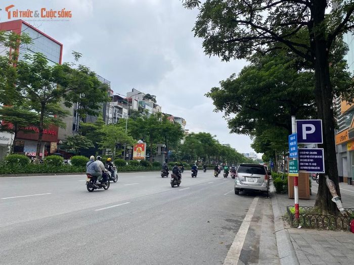Ghi nhận thực tế dọc tuyến Vành đai 1 - từ Cầu Giấy (đoạn qua Đại học Giao thông vận tải), qua Xã Đàn - Ô Chợ Dừa, Trần Khát Chân, Trần Nhật Duật, Trần Quang Khải, Trần Khánh Dư đến các trục đường quanh Hồ Gươm - hệ thống hạ tầng phục vụ vùng phát thải thấp đã đồng loạt hiện diện.