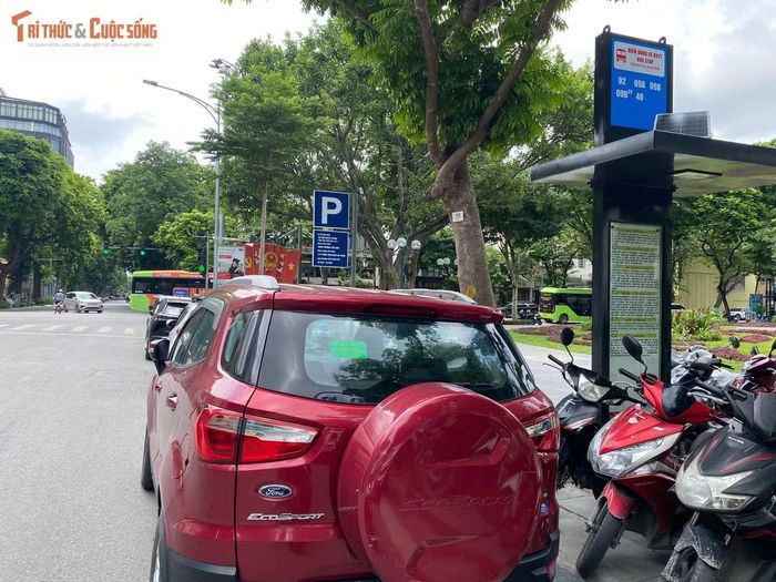 Bên trong các bãi đỗ xe ven vành đai, hạ tầng trạm sạc cho ô tô và xe máy điện đang tiếp tục được bổ sung, đáp ứng nhu cầu sạc pin của các phương tiện phát thải bằng 0 (Zero Emission Vehicles).