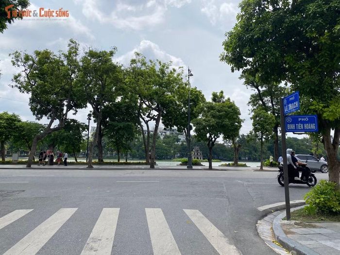 Hà Nội chính thức triển khai thí điểm Vùng phát thải thấp tại khu vực hồ Hoàn Kiếm và phố cổ từ 1/7 đến hết năm 2026. Khu vực bên trong tuyến phố đi bộ hồ Hoàn Kiếm sẽ cấm toàn bộ phương tiện giao thông đường bộ (trừ xe ưu tiên), gồm xe mô tô, xe gắn máy, ô tô, từ 19-24h các ngày thứ Sáu, thứ Bảy và Chủ nhật hằng tuần.