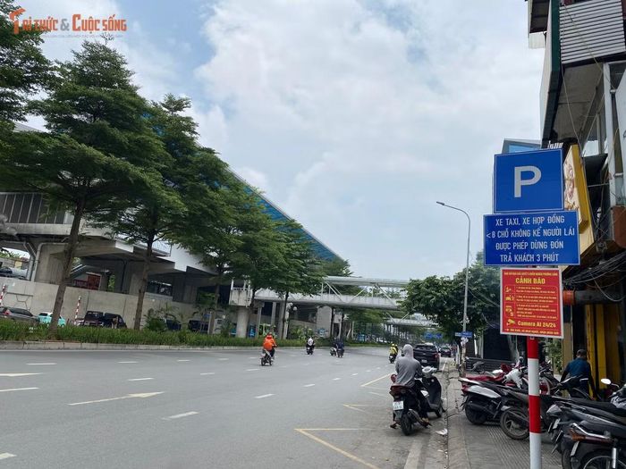 Để phục vụ Đề án, TP Hà Nội triển khai đồng bộ hệ thống hạ tầng giao thông tĩnh. Việc quy hoạch 220 bãi, điểm trông giữ phương tiện cùng 10 điểm trung chuyển "Park & Ride" kết hợp trạm sạc điện, điểm xe đạp công cộng và xe buýt trợ giá nhằm khuyến khích người dân giảm sử dụng xe cá nhân dùng nhiên liệu hóa thạch, hướng tới mục tiêu cải thiện chất lượng không khí Thủ đô.