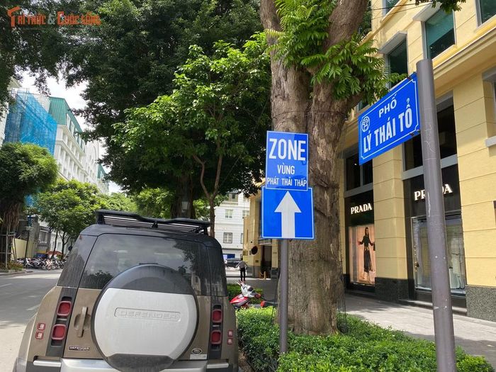 Biển báo "ZONE - Vùng phát thải thấp" cùng biển chỉ dẫn giao thông được lắp đặt tại góc phố Lý Thái Tổ, đánh dấu khu vực lõi bắt đầu áp dụng các tiêu chí kiểm soát khí thải nghiêm ngặt.