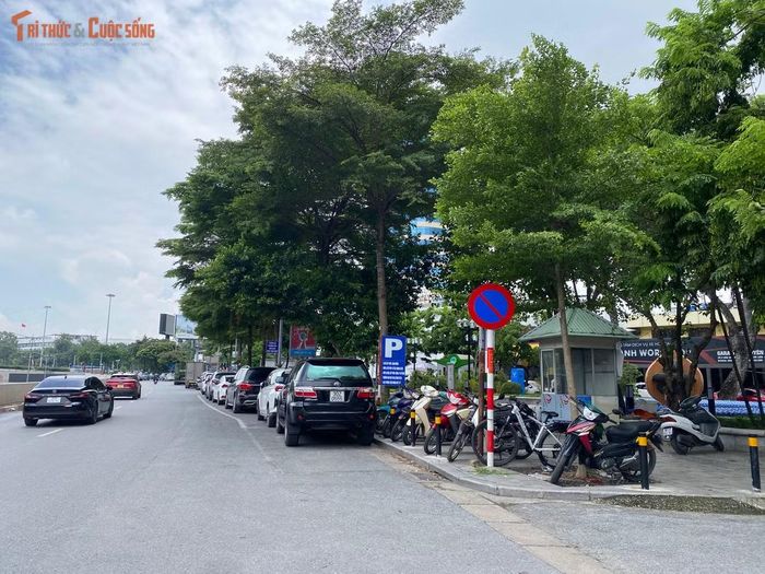 Bãi trông giữ xe và chốt điều khiển giao thông tại nút giao then chốt Ô Chợ Dừa - Xã Đàn. Đây là "màng lọc" quan trọng nhằm giảm tải lưu lượng ô tô, xe máy cá nhân di chuyển từ quận Đống Đa sang quận Hoàn Kiếm.
