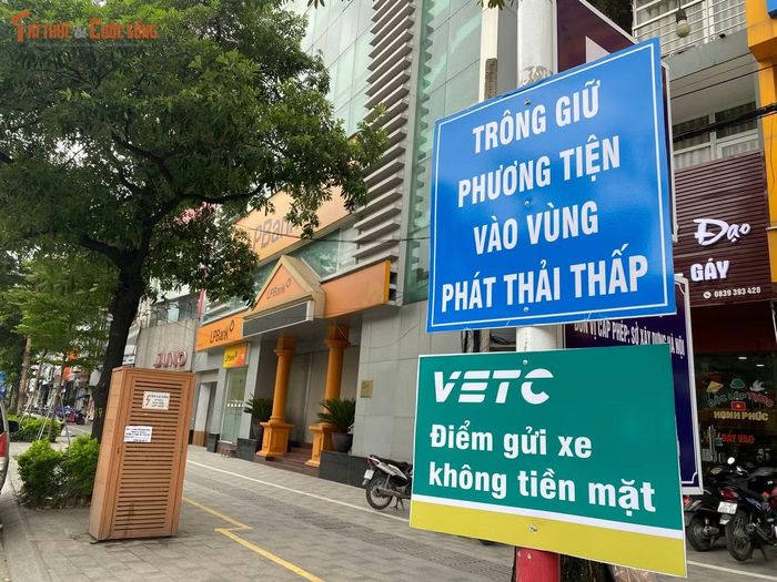 Biển thông báo dịch vụ gửi xe không dùng tiền mặt (ứng dụng VETC) được lắp đặt tại các bãi đỗ xe ven Vành đai 1. Công nghệ này giúp rút ngắn thời gian ra vào bãi, tránh ùn tắc cục bộ vào giờ cao điểm.