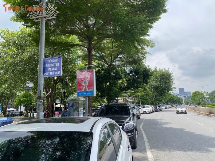 Một bãi trông giữ phương tiện trên trục đường chính được gắn biển chỉ dẫn chuẩn quy chuẩn "Trông giữ phương tiện vào vùng phát thải thấp", tạo thuận lợi cho người dân nhận diện điểm đỗ xe chuyển tiếp.