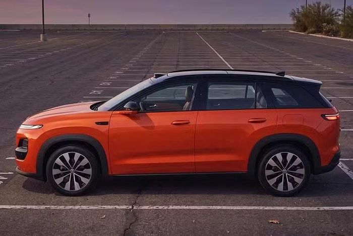 Theo các báo cáo trước đó, Volkswagen có thể đưa dòng xe phát triển tại Trung Quốc này sang châu Âu để phân phối trong tương lai. Cách đây không lâu, các đại lý Volkswagen tại Việt Nam cũng đã nhận cọc cho mẫu xe ID. Era 9X. Theo thông tin từ hãng Volkswagen, mẫu SUV cỡ lớn này sẽ chính thức ra mắt thị trường Việt Nam vào tháng 10 năm nay với giá bán dưới 3 tỷ đồng.