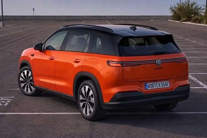 Volkswagen ID. Era 9X còn được trang bị kiểu động cơ hiếm hoi ở Việt Nam. Theo đó, đây là mẫu xe đầu tiên ra mắt Việt Nam với động cơ điện mở rộng phạm vi (EREV). Cụ thể hơn, xe được trang bị động cơ xăng EA211 EVO II với 4 xi-lanh, dung tích 1.5L, cho công suất tối đa 141 mã lực. Tuy nhiên, động cơ này không truyền lực trực tiếp đến bánh xe mà đóng vai trò máy phát điện để sạc pin.