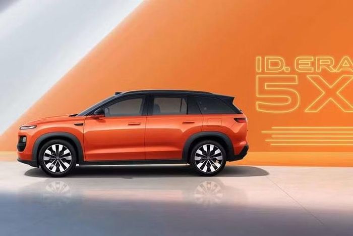 Volkswagen ID. Era 5X 2027 mới vẫn duy trì ngôn ngữ thiết kế đặc trưng của gia đình ID. Era. Trong đó, khu vực đầu xe đi kèm dải đèn định vị LED vắt ngang liền mạch, logo Volkswagen đặt ở trung tâm và cụm đèn pha chính bố trí thấp hơn ở hai bên. Nhìn từ bên sườn, xe sở hữu phần nóc vuốt mượt mà về phía sau theo phong cách fastback.