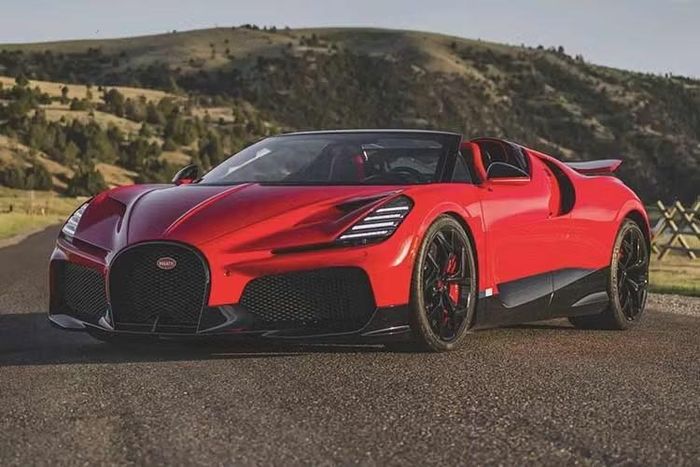 Chiếc Bugatti Mistral mui trần trong bài viết này được rao bán từ trang RM Sotheby’s này mang lớp sơn ngoại thất phối màu Đỏ Ý (Italian Red) và Đen Nocturne, kết hợp không gian nội thất bọc da màu Đỏ Ý và Đen Beluga Black tuyệt đẹp.