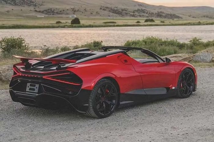 Vào năm ngoái, có một chiếc Bugatti Mistral tương tự được chào bán lần đầu với mức 5,1 triệu USD (khoảng 134 tỷ đồng). Tên gọi của "Mistral" bắt nguồn từ cơn gió vùng Địa Trung Hải thổi qua miền Nam nước Pháp và chỉ có tổng cộng 99 chiếc Mistral được sản xuất.