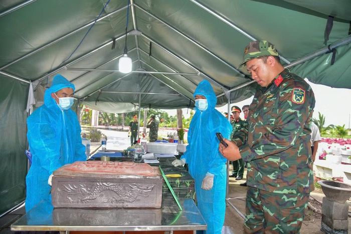 Cán bộ, chiến sĩ thực hiện lấy mẫu sinh phẩm hài cốt liệt sĩ tại Nghĩa trang Liệt sĩ Bình Thuận.