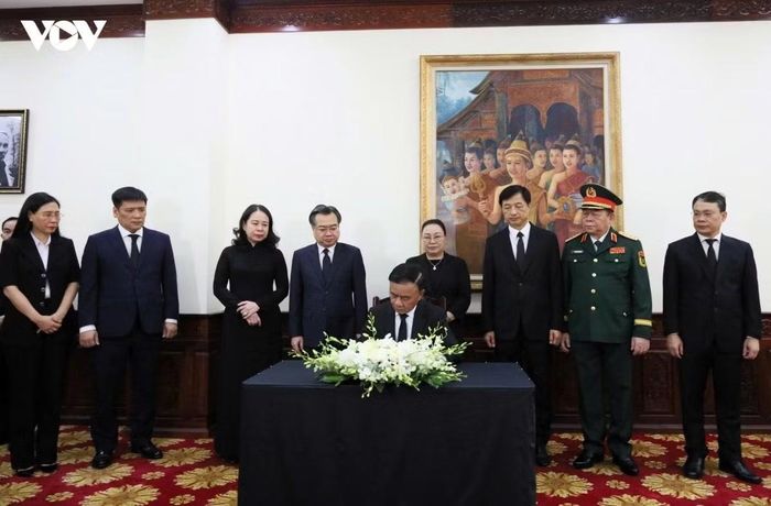  Đồng chí Thường trực Ban Bí thư Trần Cẩm Tú ghi sổ tang, viếng Chủ tịch Quốc hội Lào Saysomphone Phomvihane. 