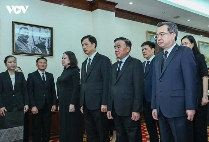  Đồng chí Thường trực Ban Bí thư Trần Cẩm Tú và Đoàn đại biểu cấp cao Đảng, Nhà nước Việt Nam viếng Chủ tịch Quốc hội Lào Saysomphone Phomvihane. 