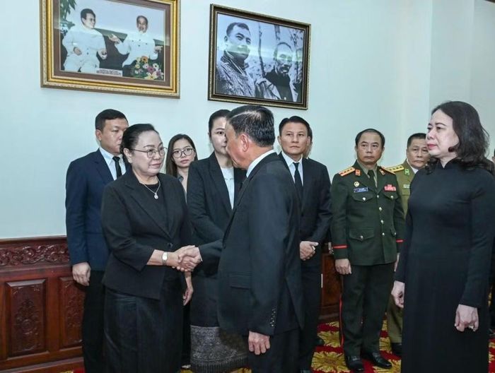  Đồng chí Thường trực Ban Bí thư Trần Cẩm Tú chia buồn với Đại sứ Lào tại Việt Nam Khamphao Ernthavanh. 