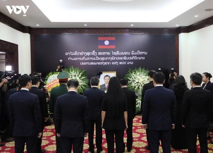  Đồng chí Thường trực Ban Bí thư Trần Cẩm Tú và Đoàn đại biểu cấp cao Đảng, Nhà nước Việt Nam viếng Chủ tịch Quốc hội Lào Saysomphone Phomvihane. 
