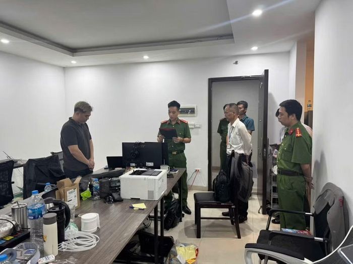 Cơ quan Cảnh sát điều tra khám xét khẩn cấp nơi làm việc của các đối tượng.