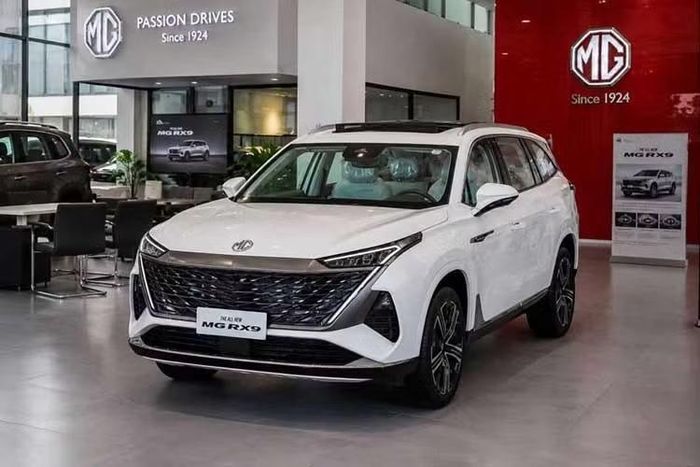Sau ZS và HS thế hệ mới, MG RX9 được cho là mẫu SUV tiếp theo có thể gia nhập thị trường Việt Nam, trong khi MG4 Urban cũng được nhắc tới như một lựa chọn thuần điện. Nguồn tin từ đại lý cho biết, MG ZS và HS thế hệ mới có thể được giới thiệu tại Việt Nam vào tháng 9 hoặc tháng 10 tới đây. MG RX9 dự kiến xuất hiện sau đó.