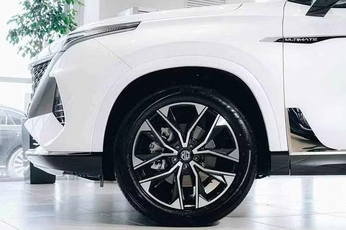 Với kích thước này, MG RX9 nằm trong nhóm SUV 7 chỗ cỡ lớn và có thông số tổng thể tương đương một số mẫu xe như Hyundai Palisade. Thiết kế ngoại thất của RX9 nổi bật với lưới tản nhiệt lớn đi cùng họa tiết Starburst mạ chrome. Cụm đèn trước LED kết hợp dải đèn hậu LED kéo dài theo chiều ngang. Xe được trang bị bộ mâm hợp kim hai tông màu kích thước 20 inch.