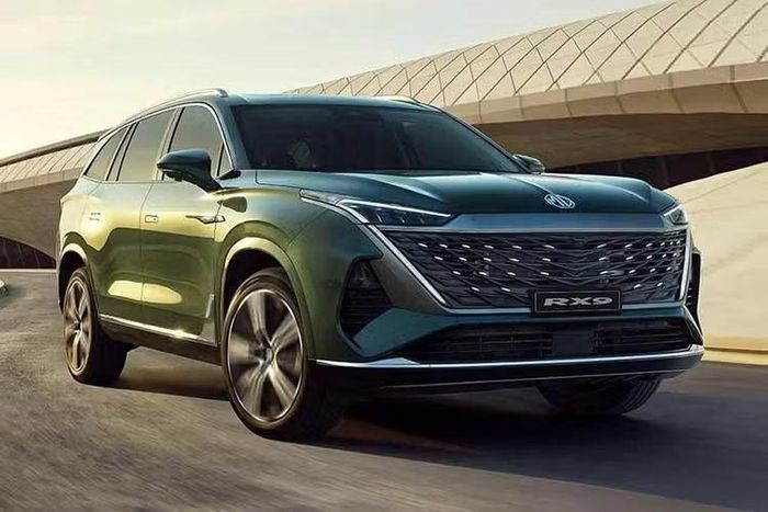 Về trang bị an toàn, xe sở hữu hệ thống MG Pilot với các tính năng hỗ trợ lái ADAS như kiểm soát hành trình thích ứng (ACC), phanh khẩn cấp tự động (AEB) và cảnh báo điểm mù (BSD). Ngoài ra, xe còn có 6 túi khí, camera 360 độ, ABS, EBD, ESC, TCS và hỗ trợ khởi hành ngang dốc. Tại Philippines, MG RX9 PHEV hiện có giá niêm yết là 1.998.888 peso (tương đương 860,33 triệu đồng).