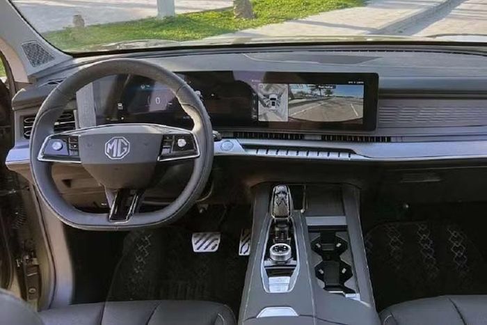 Bên trong, RX9 được thiết kế theo cấu hình 7 chỗ với ba hàng ghế, hướng tới không gian sử dụng cho gia đình. Khu vực táp-lô được bố trí cụm màn hình kép 12,3 inch, đảm nhiệm các chức năng hiển thị thông tin và giải trí. Hệ thống kết nối Apple CarPlay, Android Auto cũng được cung cấp tùy phiên bản và thị trường.