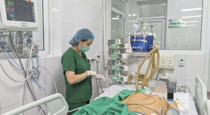 Bệnh nhân nguy kịch đang được điều trị tại bệnh viện - Ảnh BVCC