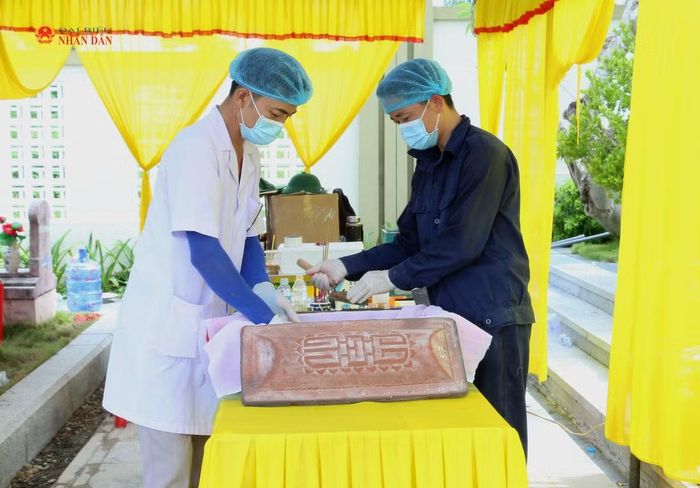 Công việc lặng lẽ ấy thắp lên hy vọng xác định danh tính những liệt sĩ còn thiếu thông tin, đưa các anh trở về với gia đình sau nhiều thập kỉ người thân mỏi mòn chờ đợi.