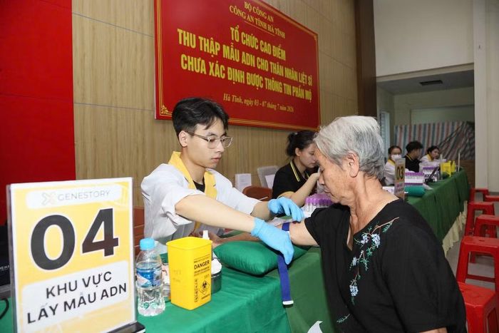 Phòng Cảnh sát Quản lý hành chính về trật tự xã hội Công an tỉnh Hà Tĩnh chủ trì, phối hợp với công an các xã, phường triển khai thu nhận mẫu sinh phẩm ADN của thân nhân liệt sĩ chưa xác định được thông tin tại 5 cụm trên địa bàn toàn tỉnh.