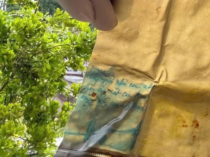 Tại nghĩa trang liệt sĩ Núi Nài (phường Thành Sen), lực lượng chức năng cũng tìm thấy mảnh vải dù ghi những dòng chữ viết tay, cùng nhiều di vật tại các phần mộ liệt sĩ.
