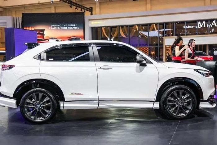 Khác biệt so với phiên bản đang bán ra thị trường hiện nay, mẫu xe SUV HR-V Mugen 2026 này chủ yếu tập trung vào ngoại hình và các phụ kiện trang trí, thay vì những nâng cấp về hiệu suất giúp cho chiếc xe bắt mắt và hầm hố hơn.