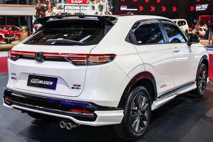 Xe chỉ được cung cấp với màu sơn Platinum White Montone, kết hợp bộ bodykit Mugen gồm ốp cản trước và sau, ốp sườn cùng cánh gió phía sau. Gương chiếu hậu được bổ sung ốp sợi carbon, trong khi hai bên thân xe xuất hiện bộ tem Mugen và cửa hậu có thêm logo nhận diện riêng.
