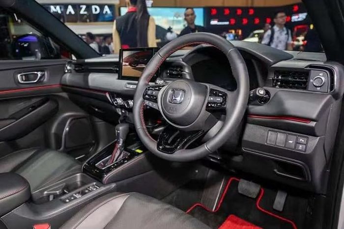 Những thay đổi bên trong khoang lái ít hơn. Honda bổ sung bộ thảm sàn Mugen cùng ốp bậc cửa mang logo Mugen cho cả cửa trước và sau, tạo thêm điểm khác biệt so với phiên bản RS e:HEV thông thường.