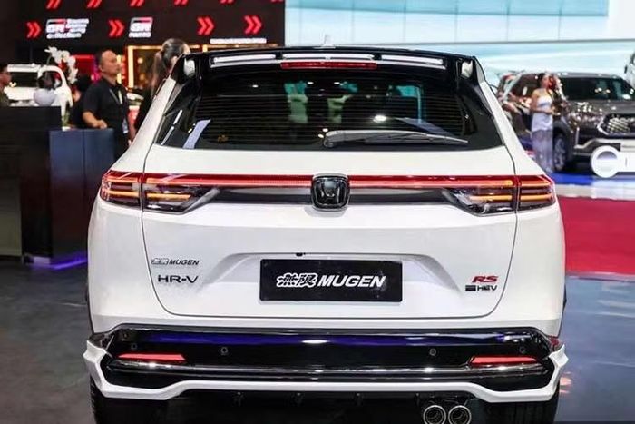 Hệ thống còn có mô-tơ điện sản sinh 131 PS và 253 Nm. Trong phần lớn điều kiện vận hành, động cơ xăng đóng vai trò máy phát để cung cấp năng lượng cho pin và mô-tơ điện. Khi vận hành ở điều kiện phù hợp, động cơ đốt trong có thể kết nối trực tiếp với bánh xe thông qua hệ thống E-CVT.
