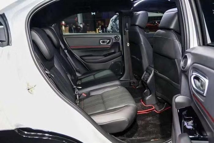 Xe tiếp tục sử dụng hệ truyền động hybrid từ HR-V RS e:HEV, gồm động cơ xăng 1.5L hút khí tự nhiên, 4 xi-lanh, vận hành theo chu trình Atkinson, cho công suất 106 PS và mô-men xoắn cực đại 127 Nm.