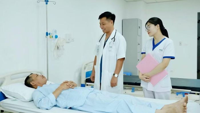 Bác sĩ thăm hỏi bệnh nhân sau can thiệp - Ảnh BVCC