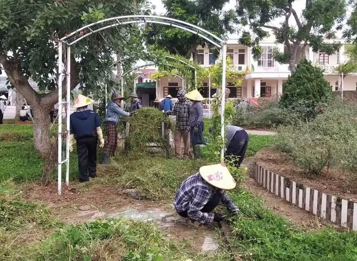 Giáo viên và phụ huynh Trường Tiểu học Cẩm Quang dọn dẹp vệ sinh trường lớp chuẩn bị đón học sinh tựu trường.