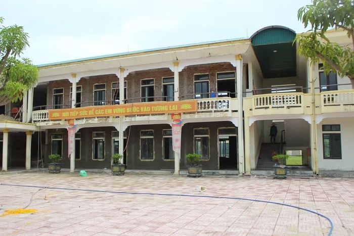 Dãy nhà cao tầng gồm 12 phòng học cùng nhà hiệu bộ tại Trường Tiểu học Cẩm Quang (xã Cẩm Xuyên) được đầu tư hơn 3,5 tỷ đồng từ nguồn hỗ trợ khắc phục hậu quả bão lụt.