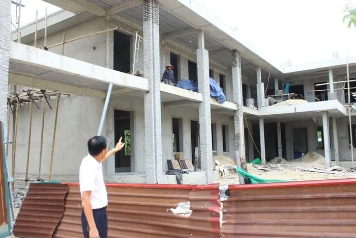 Dãy nhà phòng học 2 tầng đang gấp rút hoàn thiện tại Trường THCS Thị trấn Cẩm Xuyên (xã Cẩm Xuyên, Hà Tĩnh).