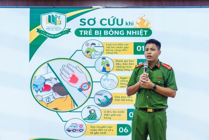 Kỹ năng sơ cứu khi trẻ bị bỏng nhiệt được chuyên gia chia sẻ tại buổi tập huấn.